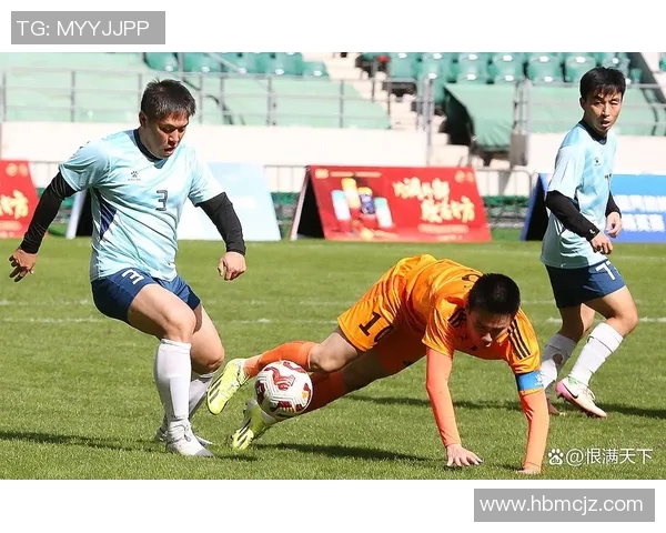 退役足球明星重返绿茵场小场赛精彩对决引发球迷热潮